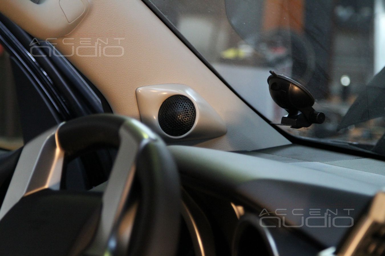 Подиумы под твитеры в Toyota Land Cruiser Prado