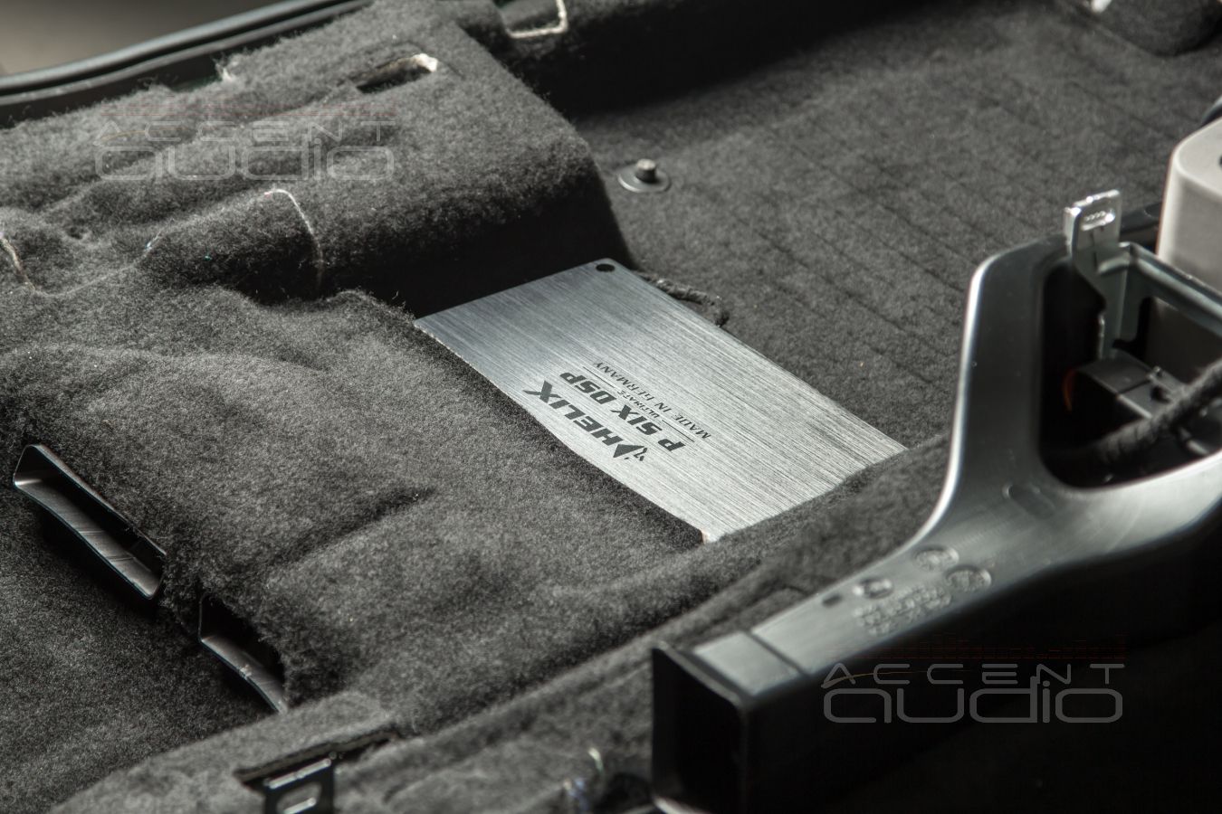 Скрытый монтаж процессорного усилителя Helix PSix Ultimate под сидение Skoda Kodiaq