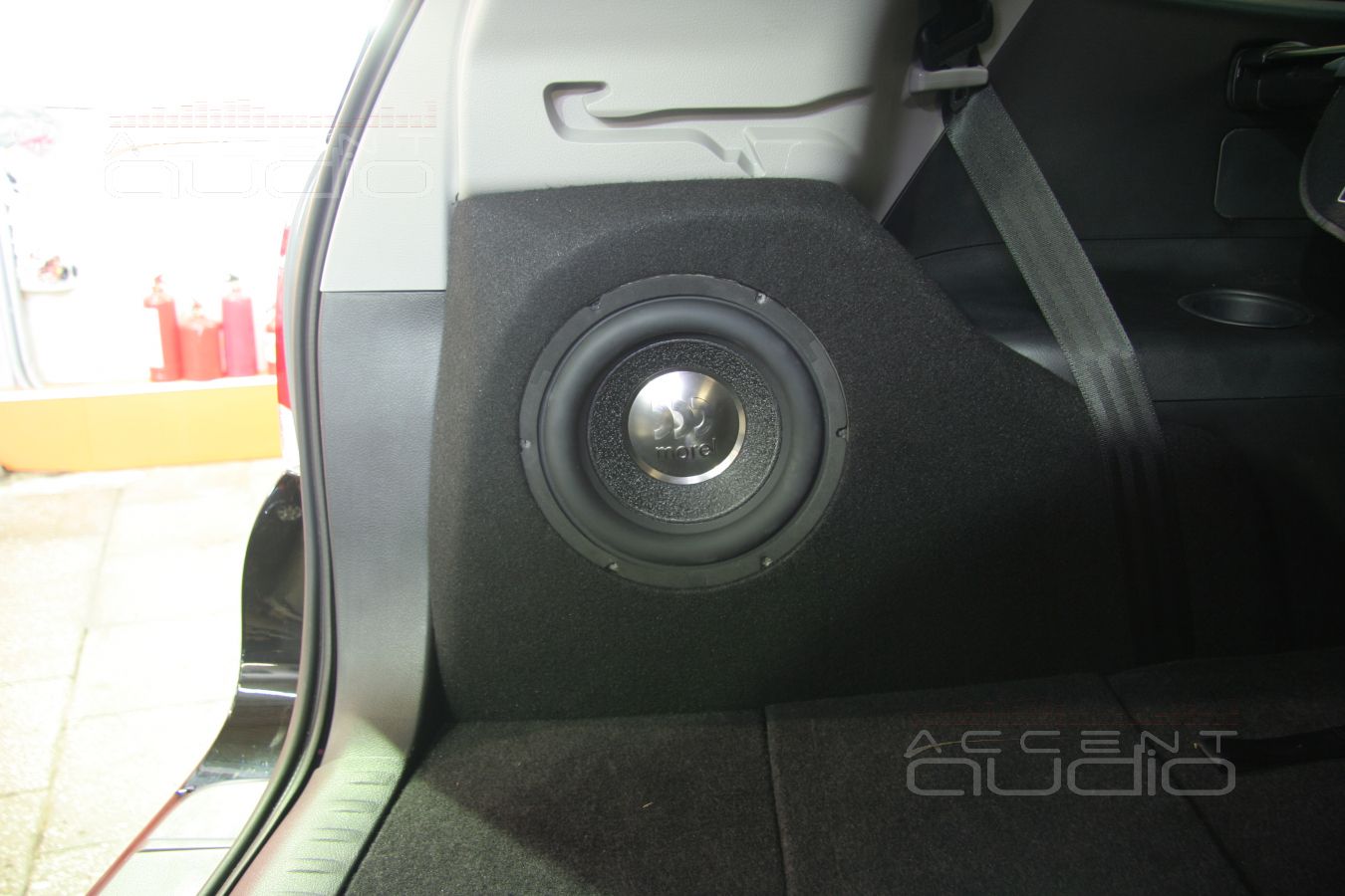 Встроенный сабвуфер в Toyota Highlander