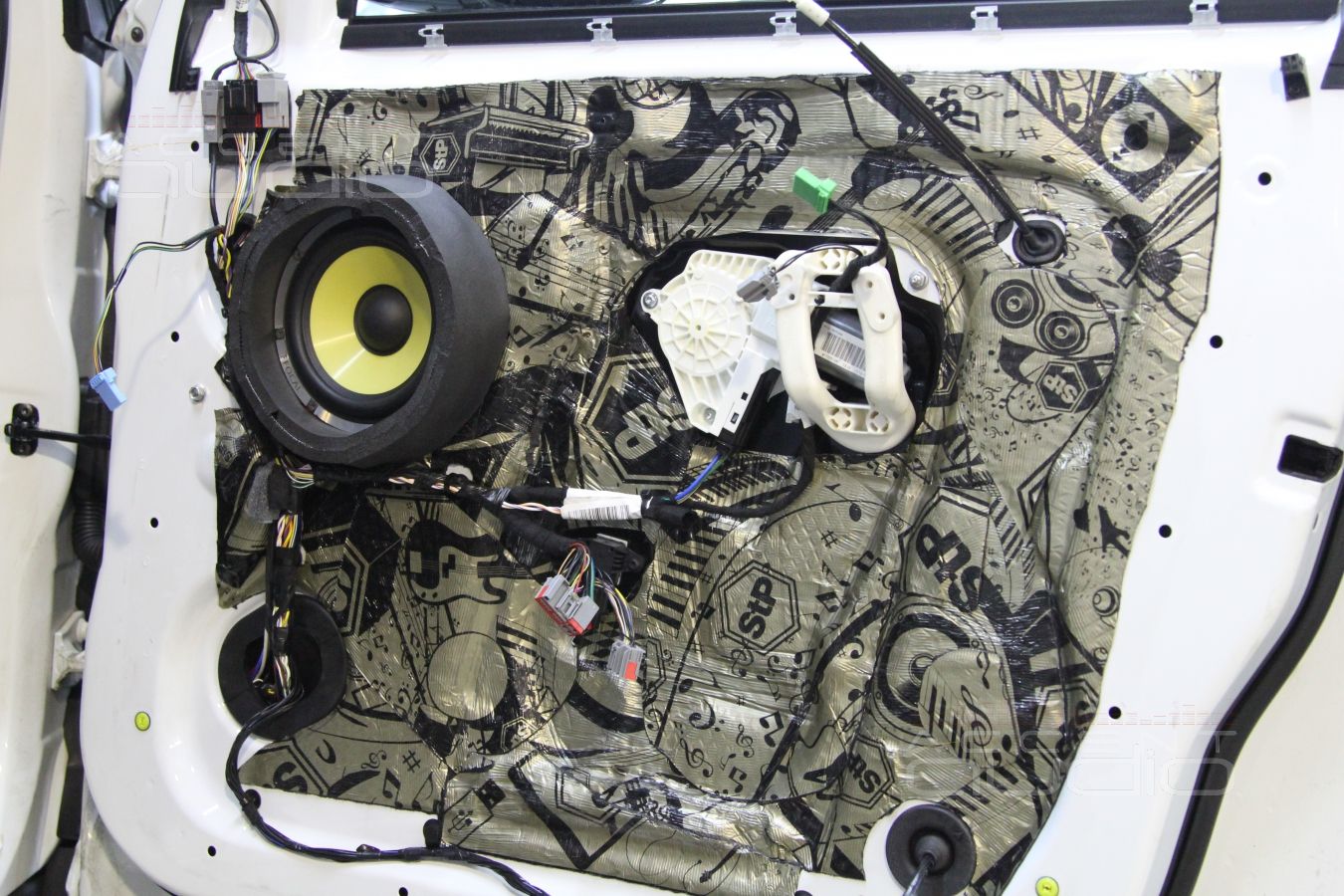 Установка акустики в Range Rover Discovery: мидбас Focal KRX