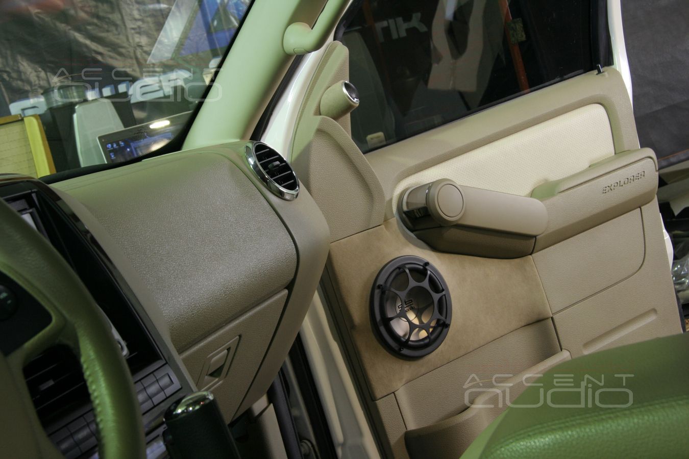 Установка акустики в стиле Ford Explorer