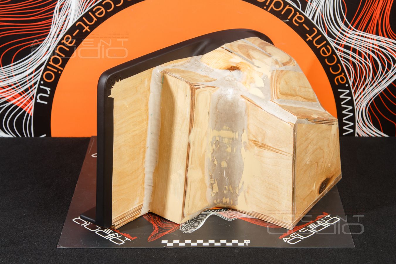 Звук Стиль Бас Focal – фирменный сабвуфер-стелс специально для Mercedes CLS