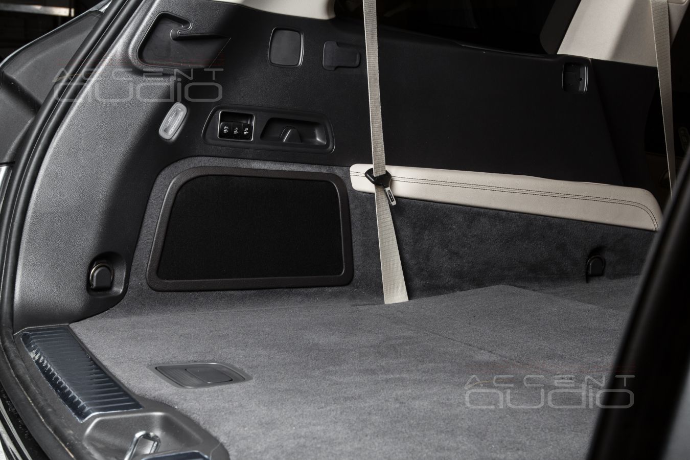 Немецкий сабвуфер Dego в штатном исполнении для Mercedes-Benz GLS 2020