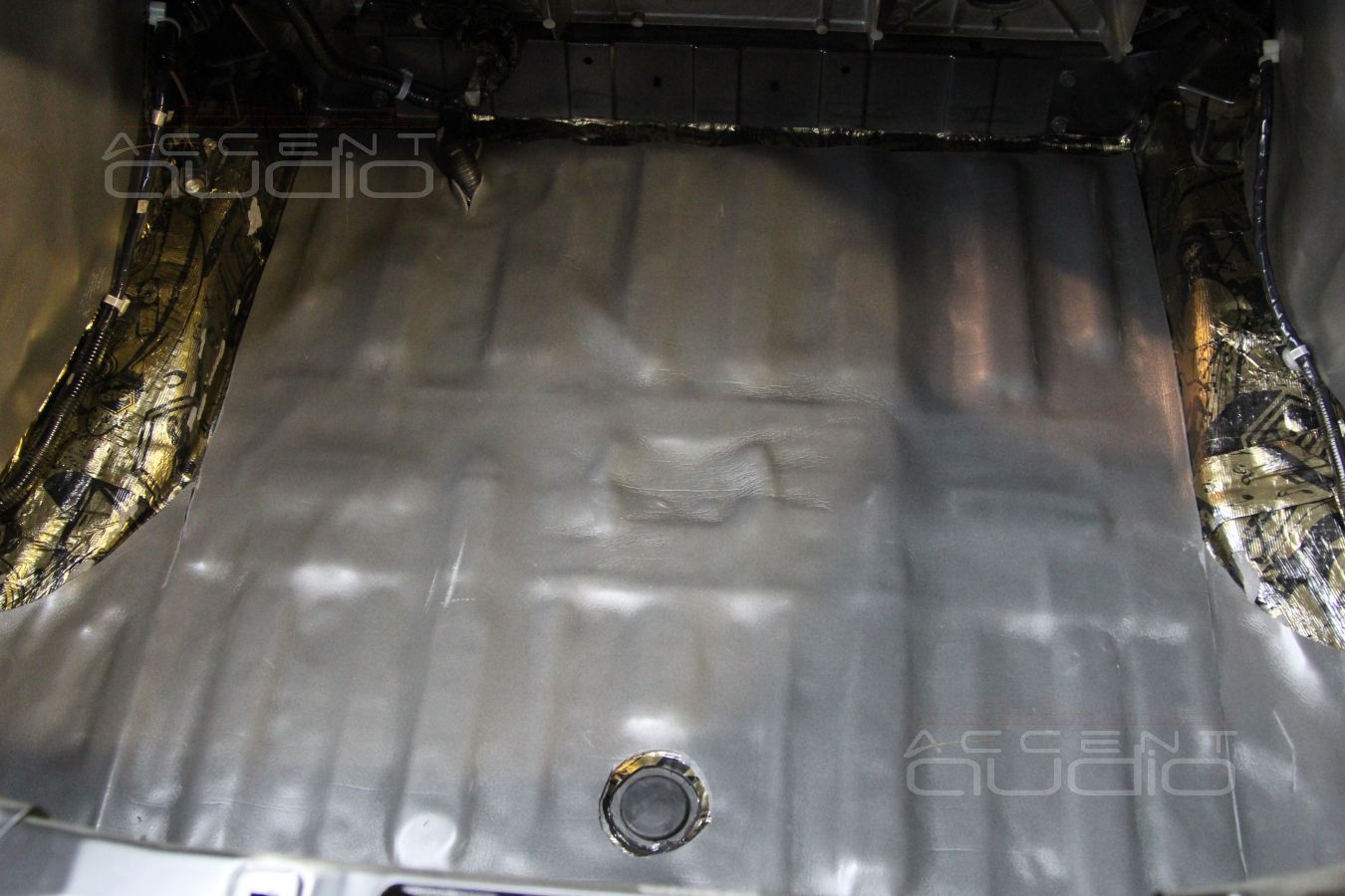 Шумоизоляция пола и багажного отсека Nissan GT-R в 2 слоя