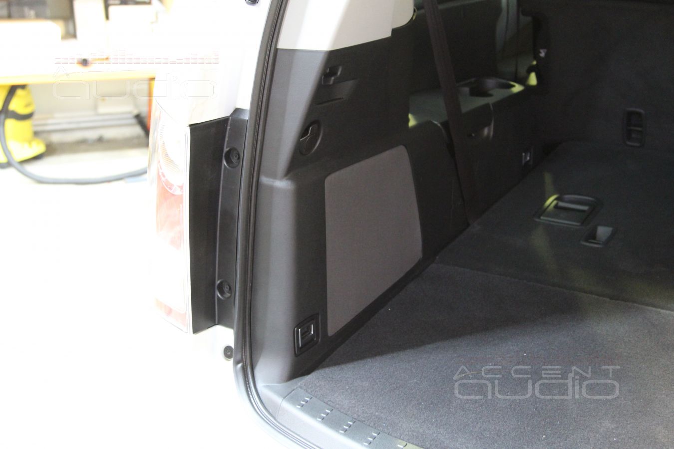 Сабвуфер-стелс в Honda Pilot White Edition