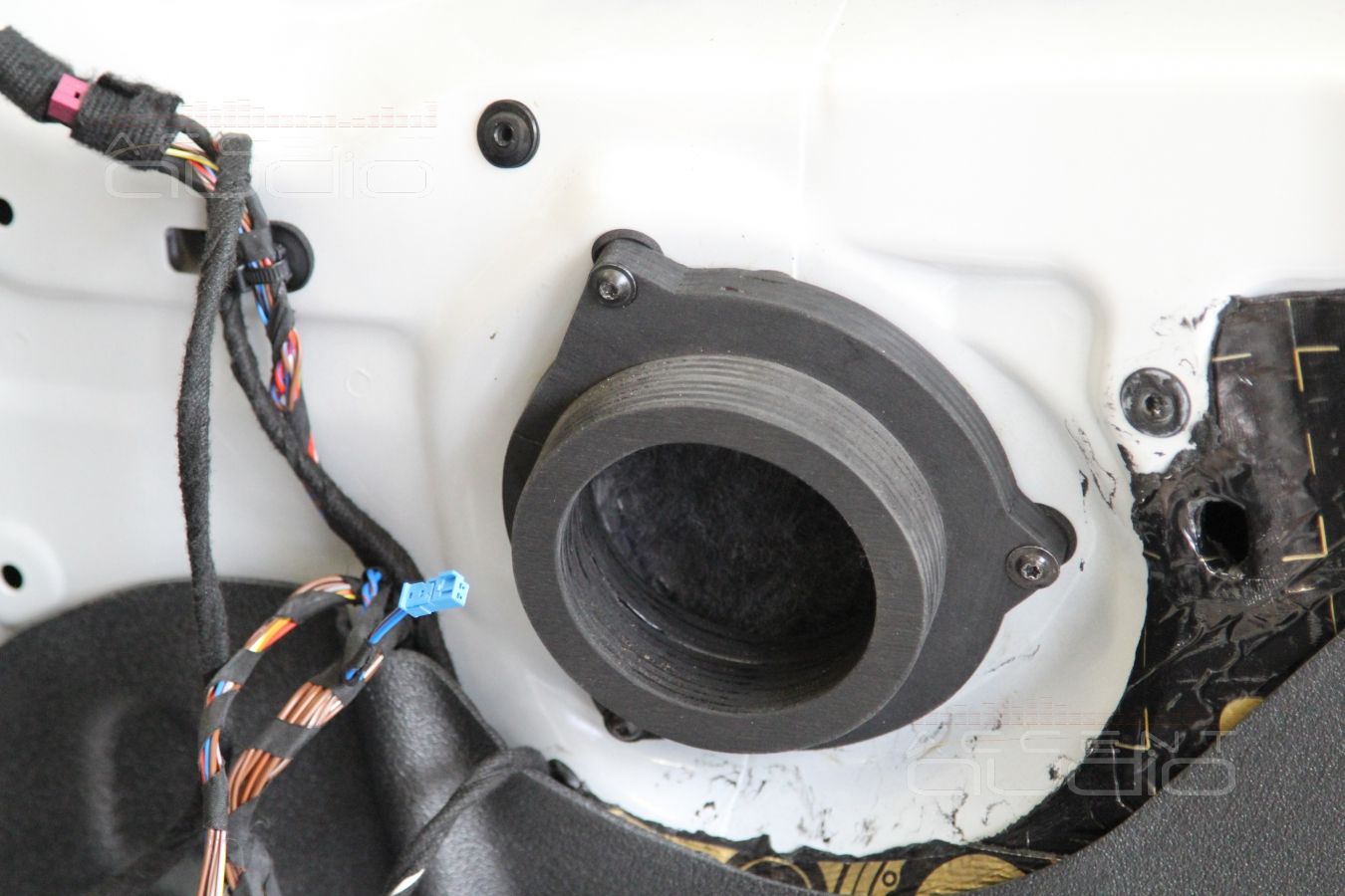 Установка среднечастотных излучателей в BMW X5