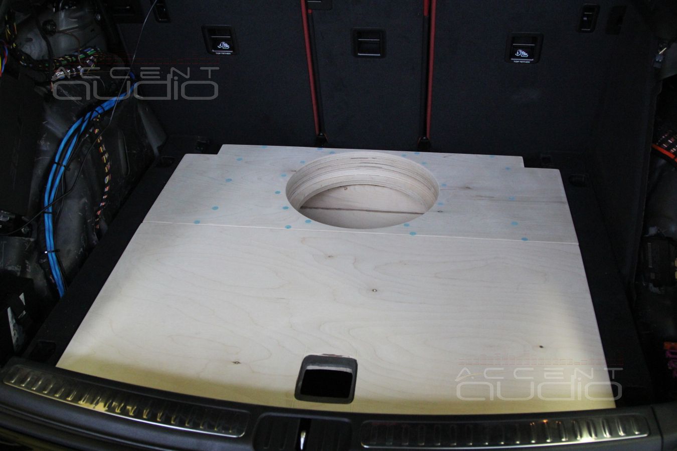 Установка сабвуфера JLAudio 12TW3-D4 в Porsche Macan