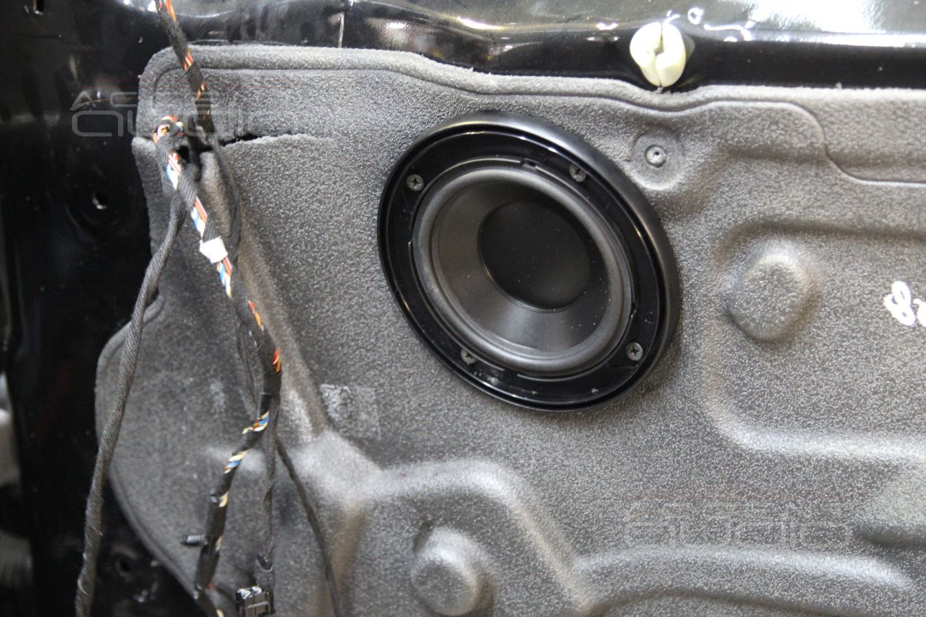 Установка среднечастотных излучателей Morel MW 4 в двери BMW X5