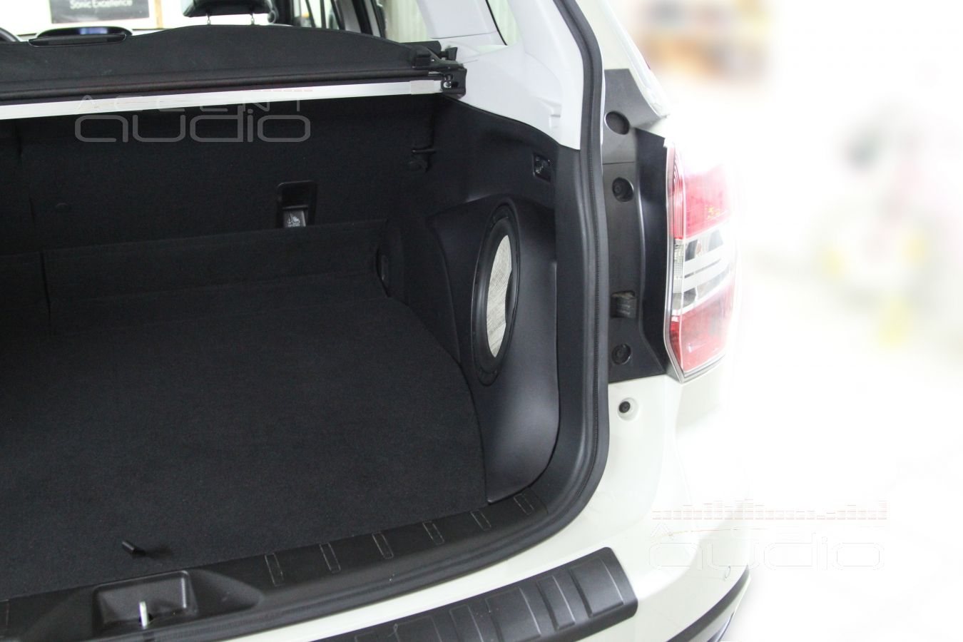 Сабвуфер стелс в Subaru Forester