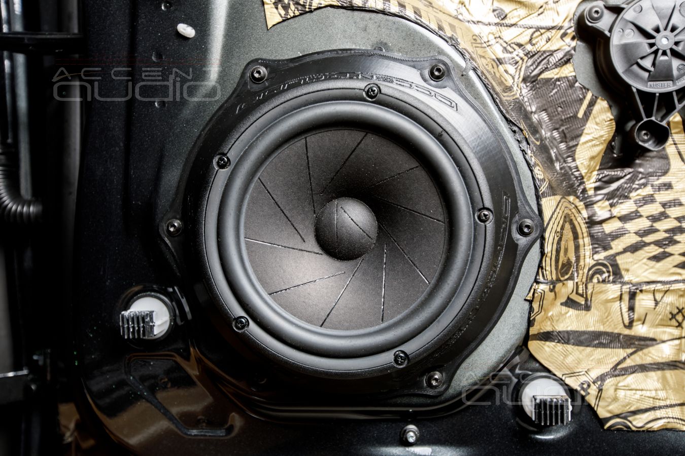 Комплект из двух подиумов для установки 180 мм мидбасовых излучателей в Porsche Maccan 2018-2021.