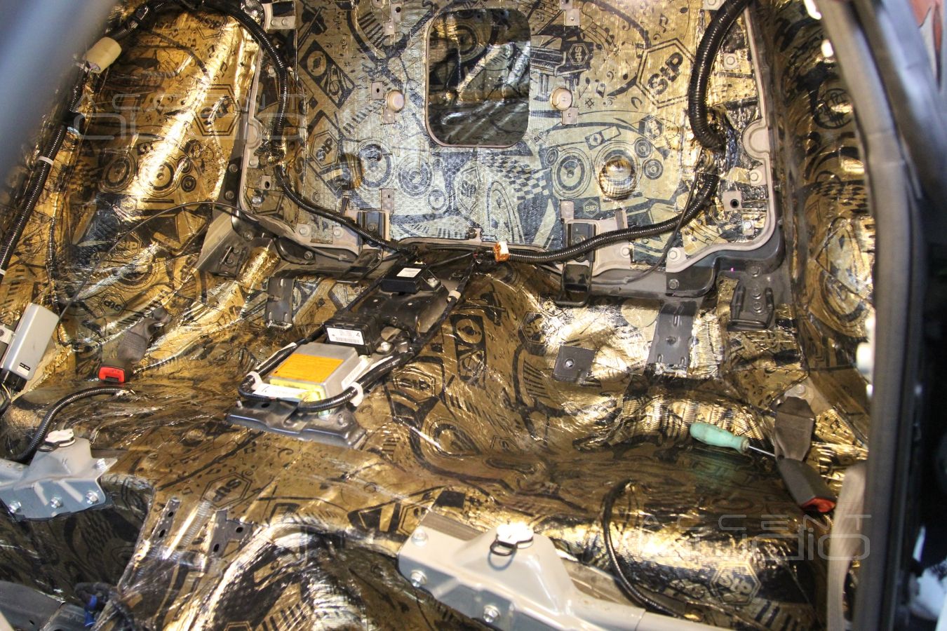 Шумоизоляция пола и багажного отсека Nissan GT-R в 2 слоя