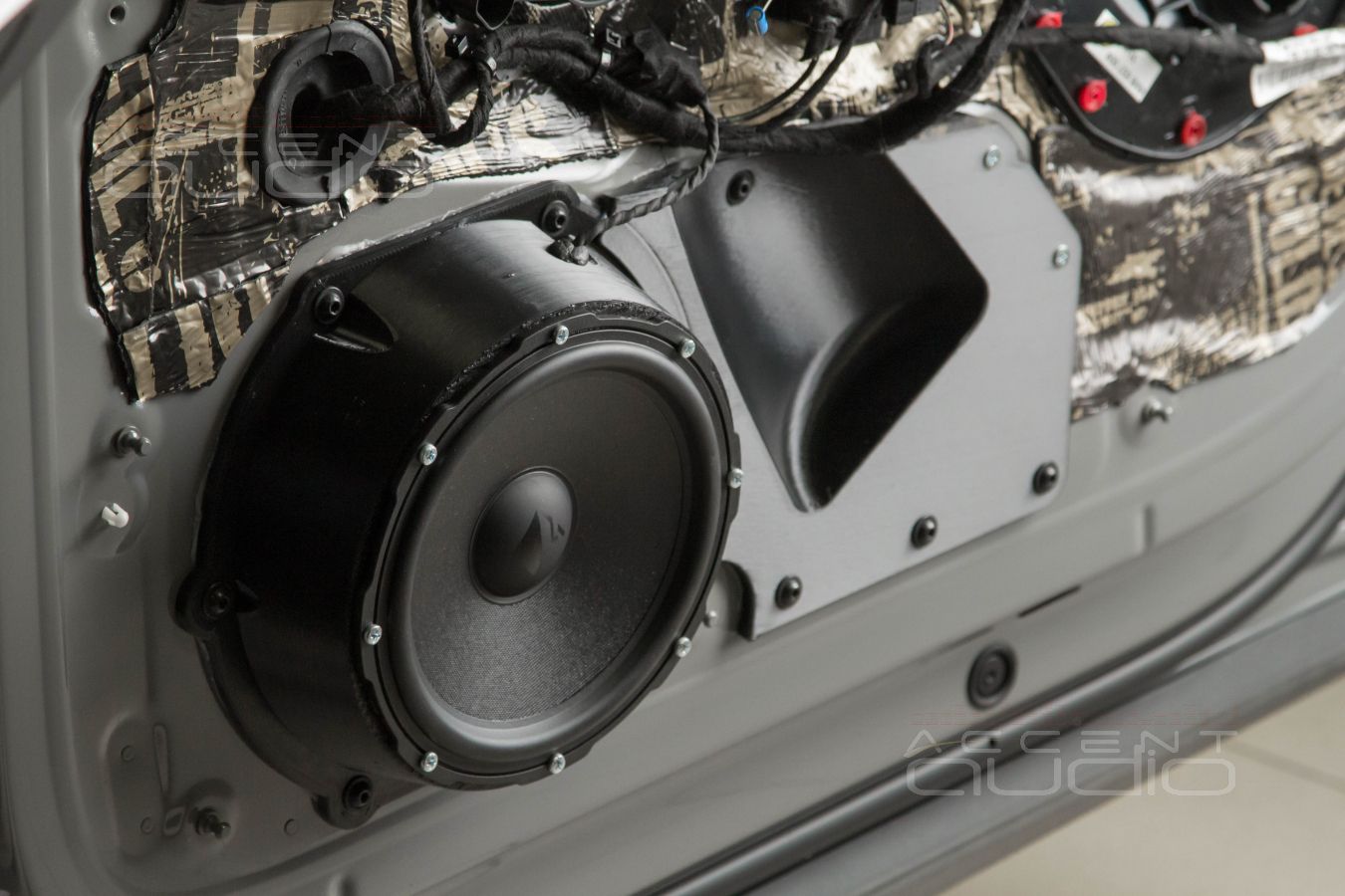 Правильная, технологичная, быстрая, красивая установка новых мидбасов в Audi SQ8