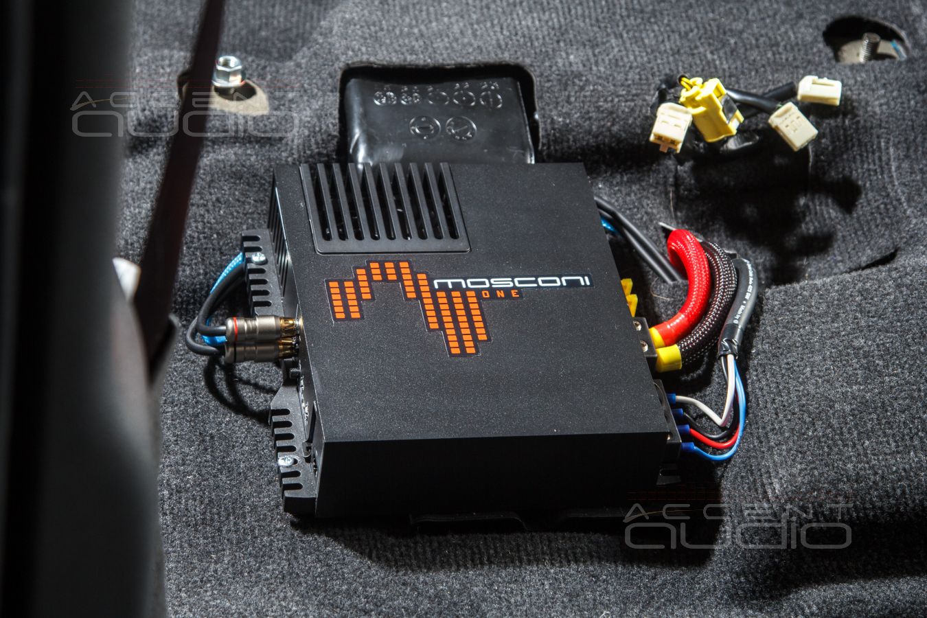 Скрытый монтаж усилителей Helix и Mosconi в Mitsubishi Pajero Sport