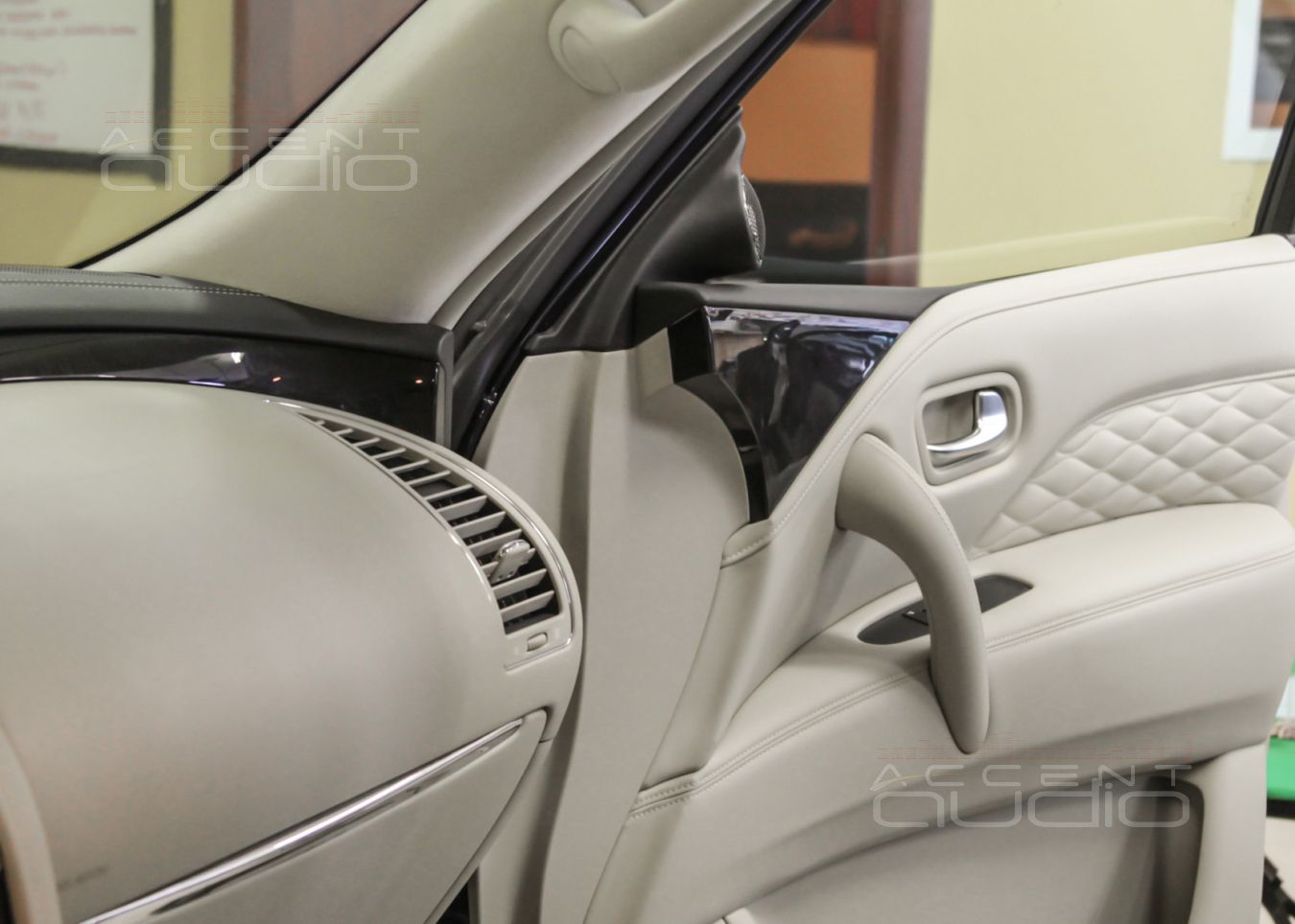 Установка акустики: подиумы под твитеры BRAX GL1 для Infiniti QX80