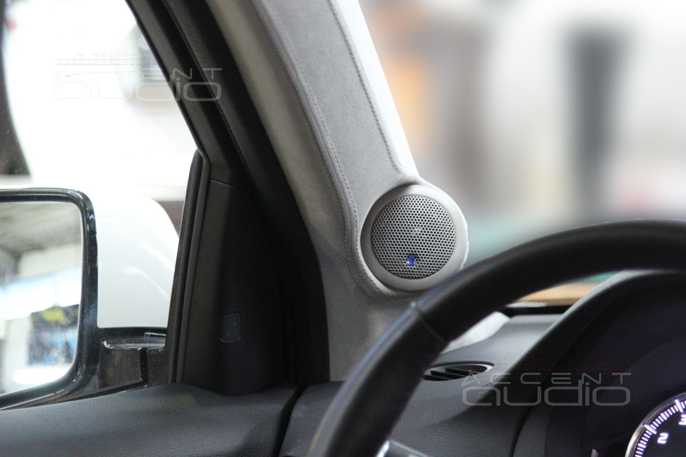 Установка CDT Audio ES-02al в Acura MDX: подиумы на стойках лобового стекла