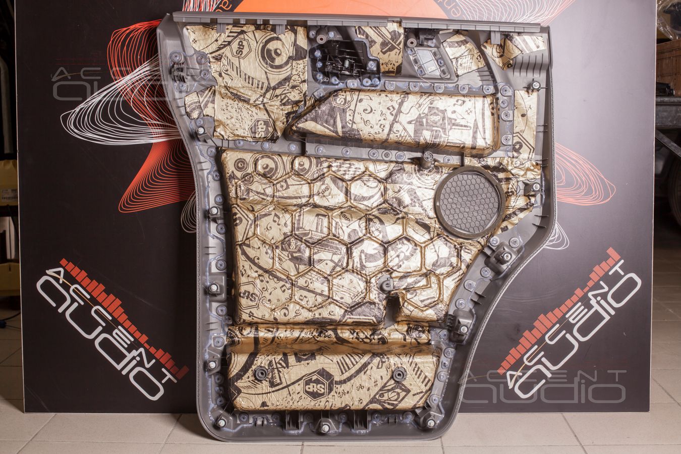 Особенности аудиоподготовки дверей Volkswagen Crafter и установка новых мидбасов SOAudio