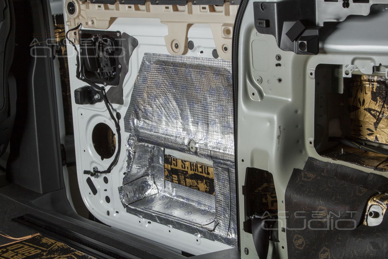 Аудиоподготовка, новые, быстрые и плотные мидбасы SOAudio в дверях Opel Zafira Life