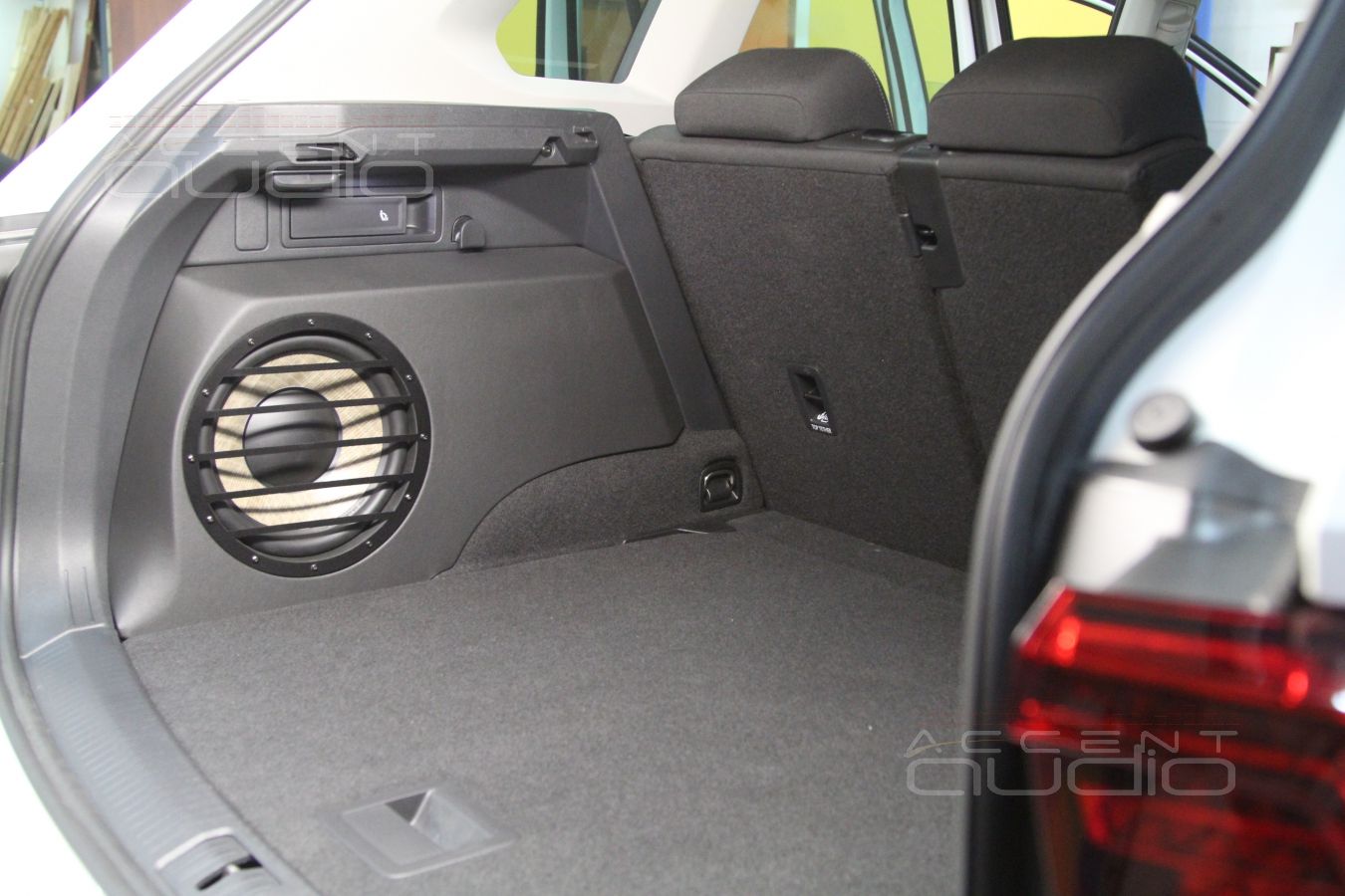 Сабвуфер стелс в новый Volkswagen Tiguan 2017