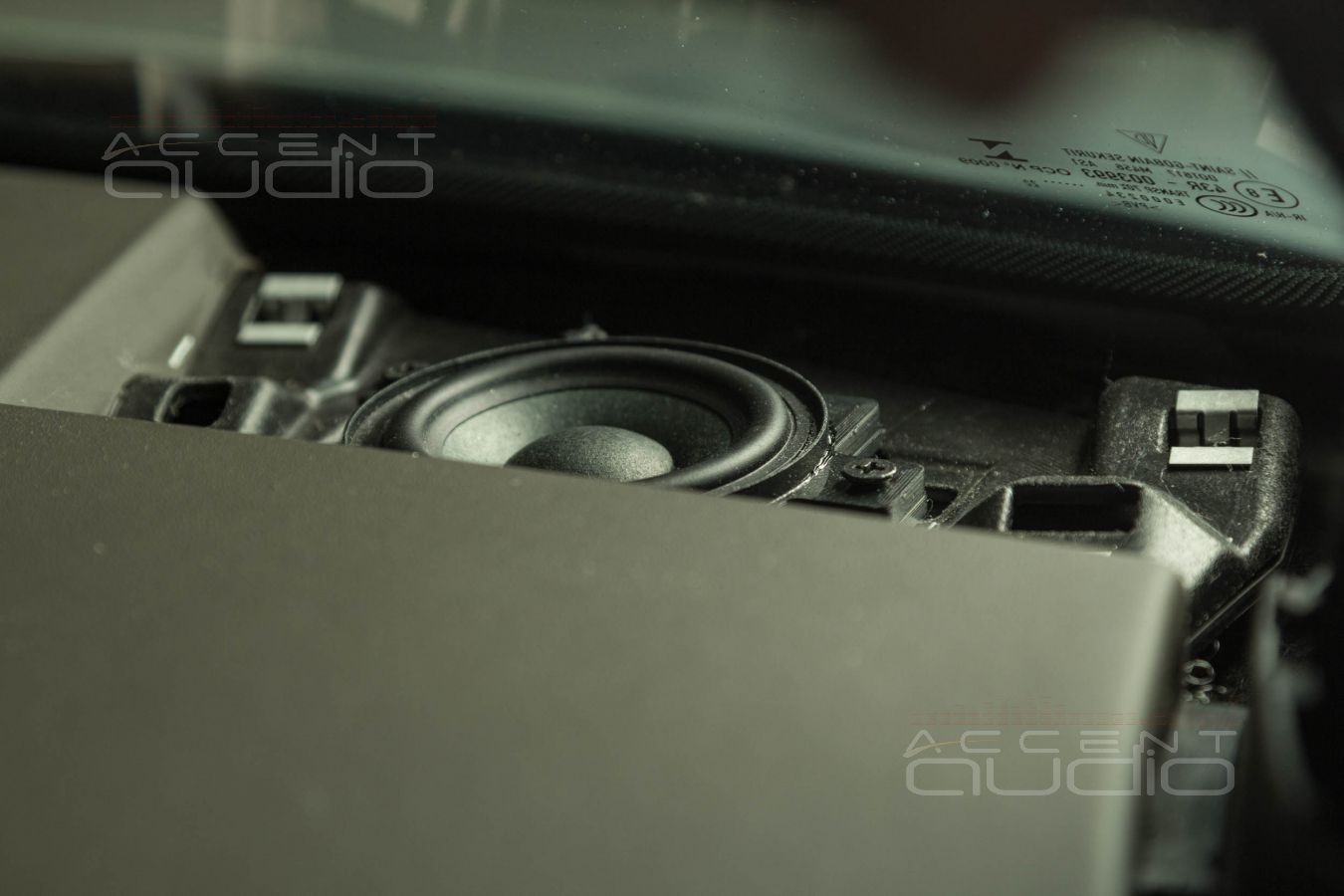 Сложный выбор и оригинальный монтаж СЧ динамиков в Porsche Macan