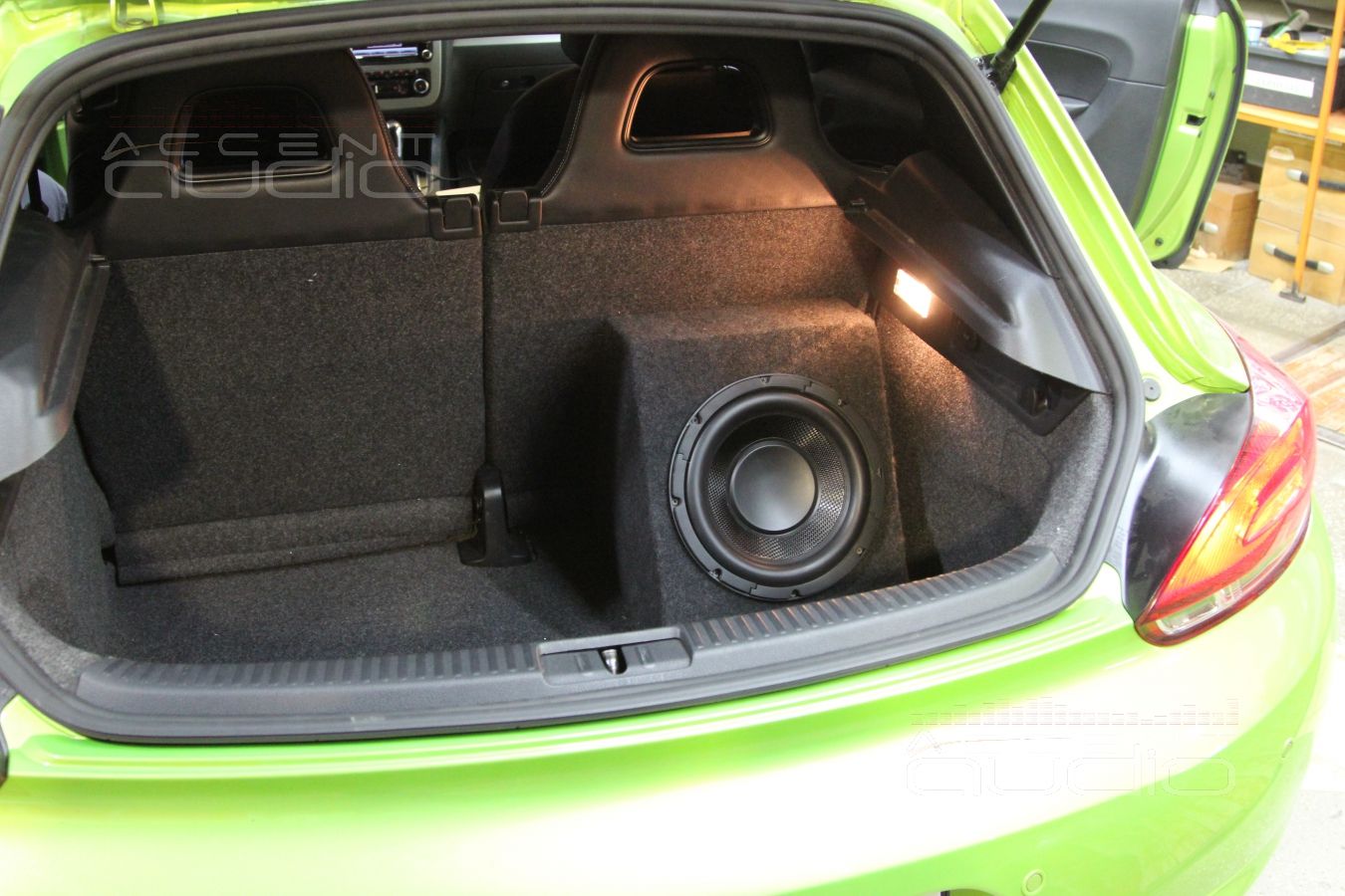 Сабвуфер в Volkswagen Scirocco 
