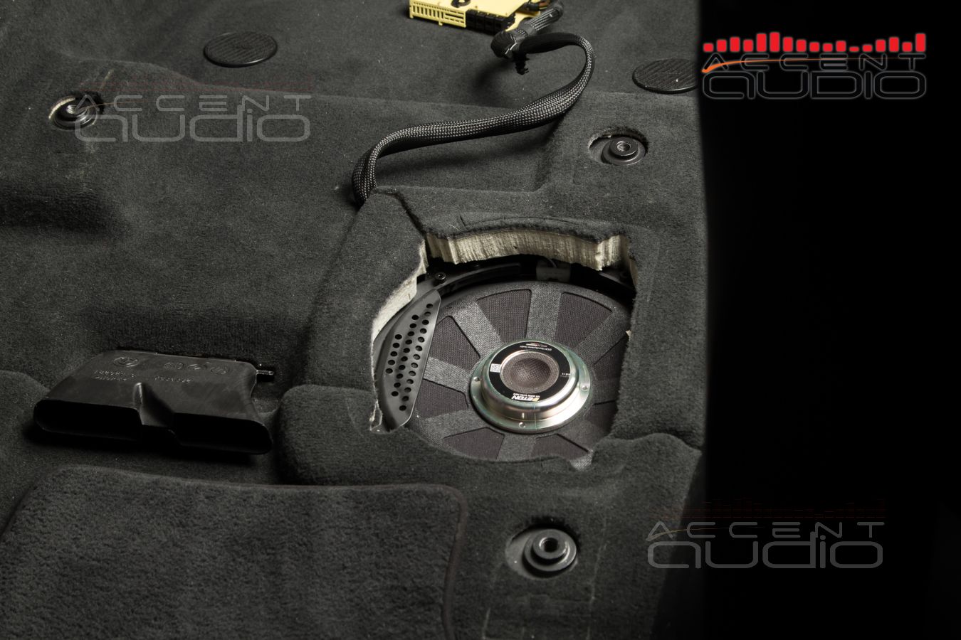 Подсидельные вуферы Eton B195NEO штатно в полу BMW X7