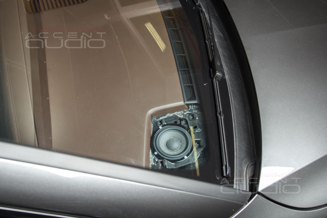Скрытый штатный монтаж нештиатных среднечастотных динамиков Brax в Porsche Cayenne Coupe