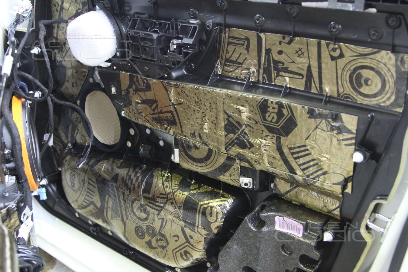 Подготовка дверей, установка акустики Focal