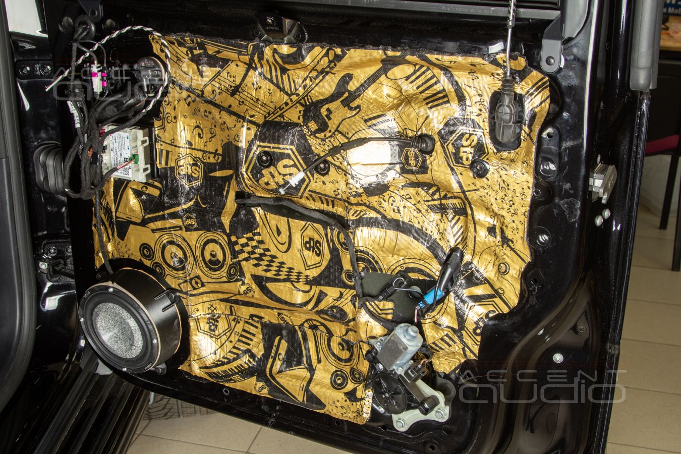 Установка Focal 6WM Woofer Utopia Be M в Mercedes-Benz Gelandewagen