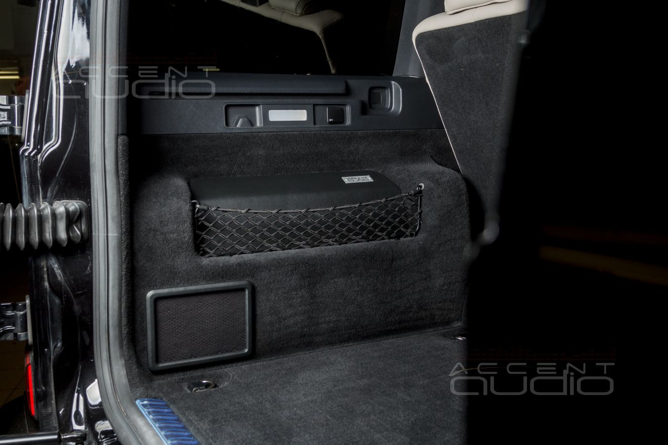 Update: новинка для Gelandewagen без Burmester – полная интеграция сабвуфера