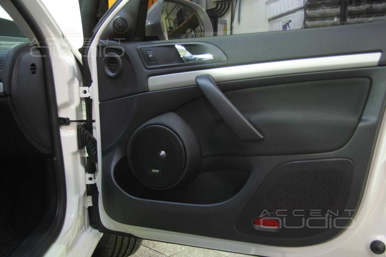 Правильная установка мидбасов в Skoda Octavia