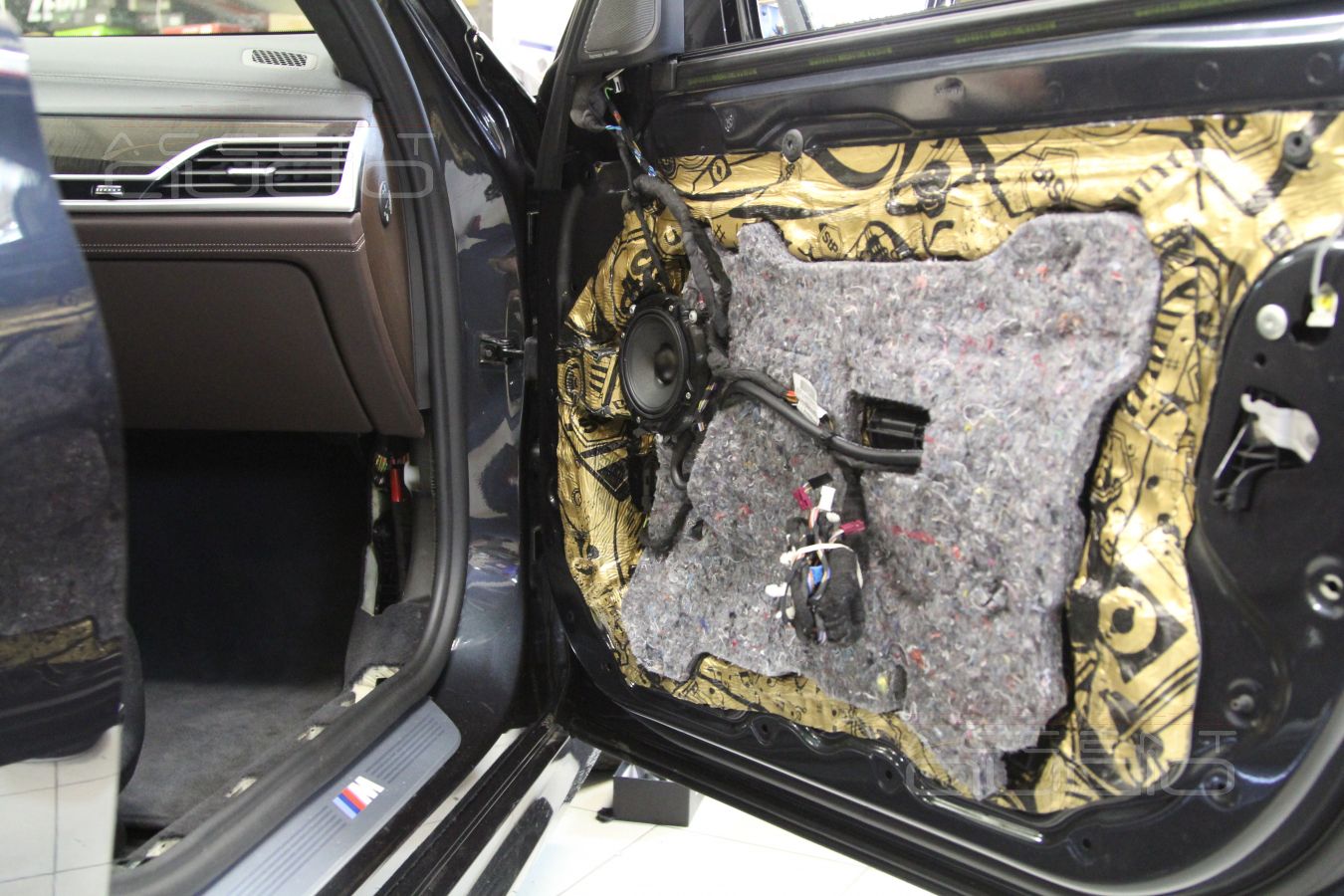 Установка твитеров и среднечастотных излучателей Dego в передние двери BMW 730LD