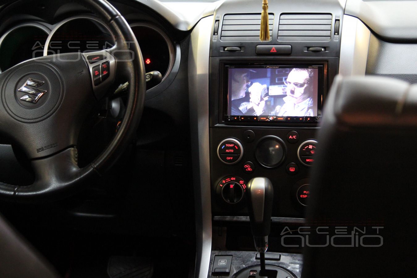 Магнитола Pioneer AVH-X8500BT в Suzuki Grand Vitara