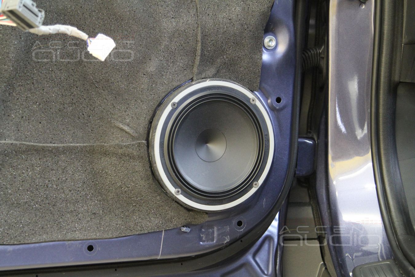 Установка акустики – мидбасы Audison