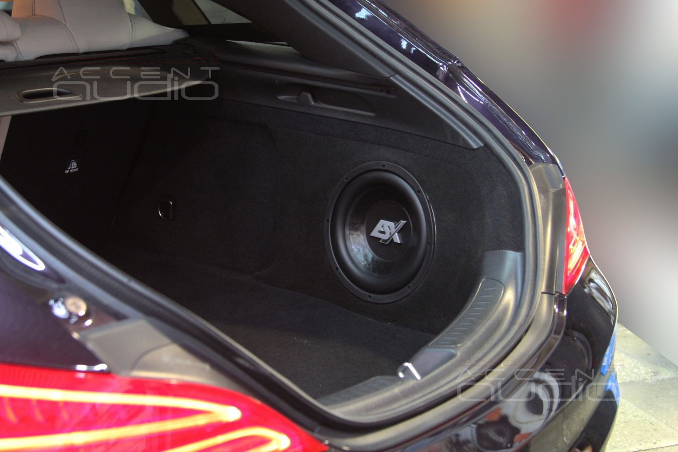 Сабвуфер, встроенный в крыло Mercedes CLA