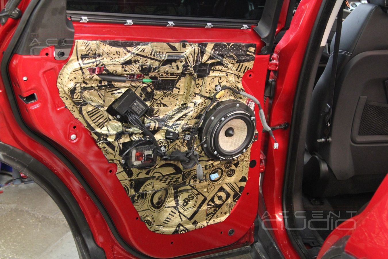 Установка акустики Focal Performance в RangeRover Evoque