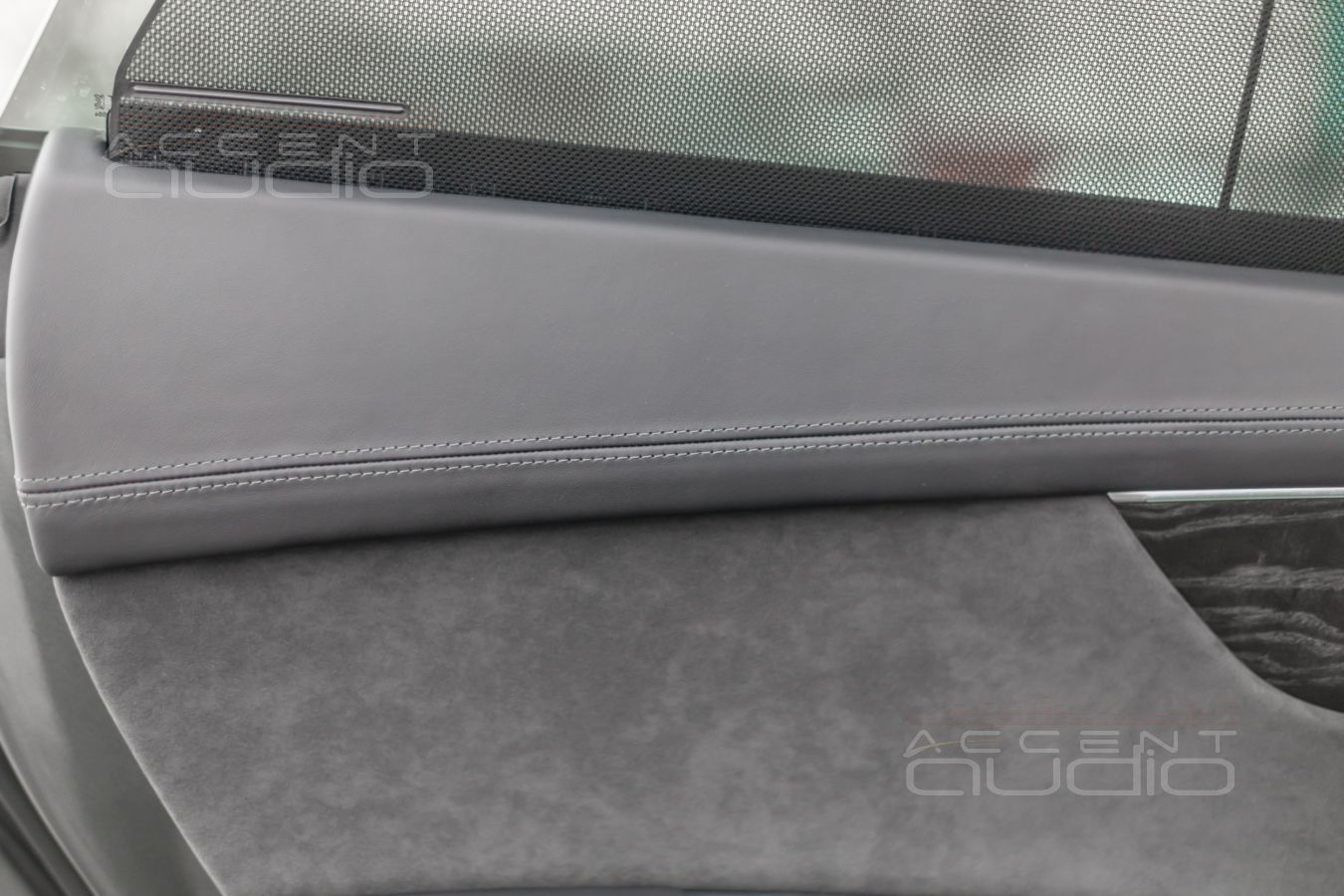 Перетяжка верхних деталей и ручек дверных панелей в кожу Nappa в Audi Q8