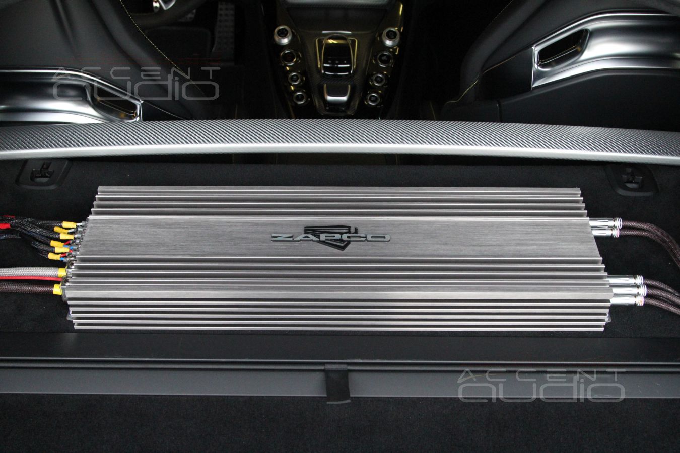 НЕ скрытая установка шестиканального усилителя Zapco в Mercedes-Benz GT