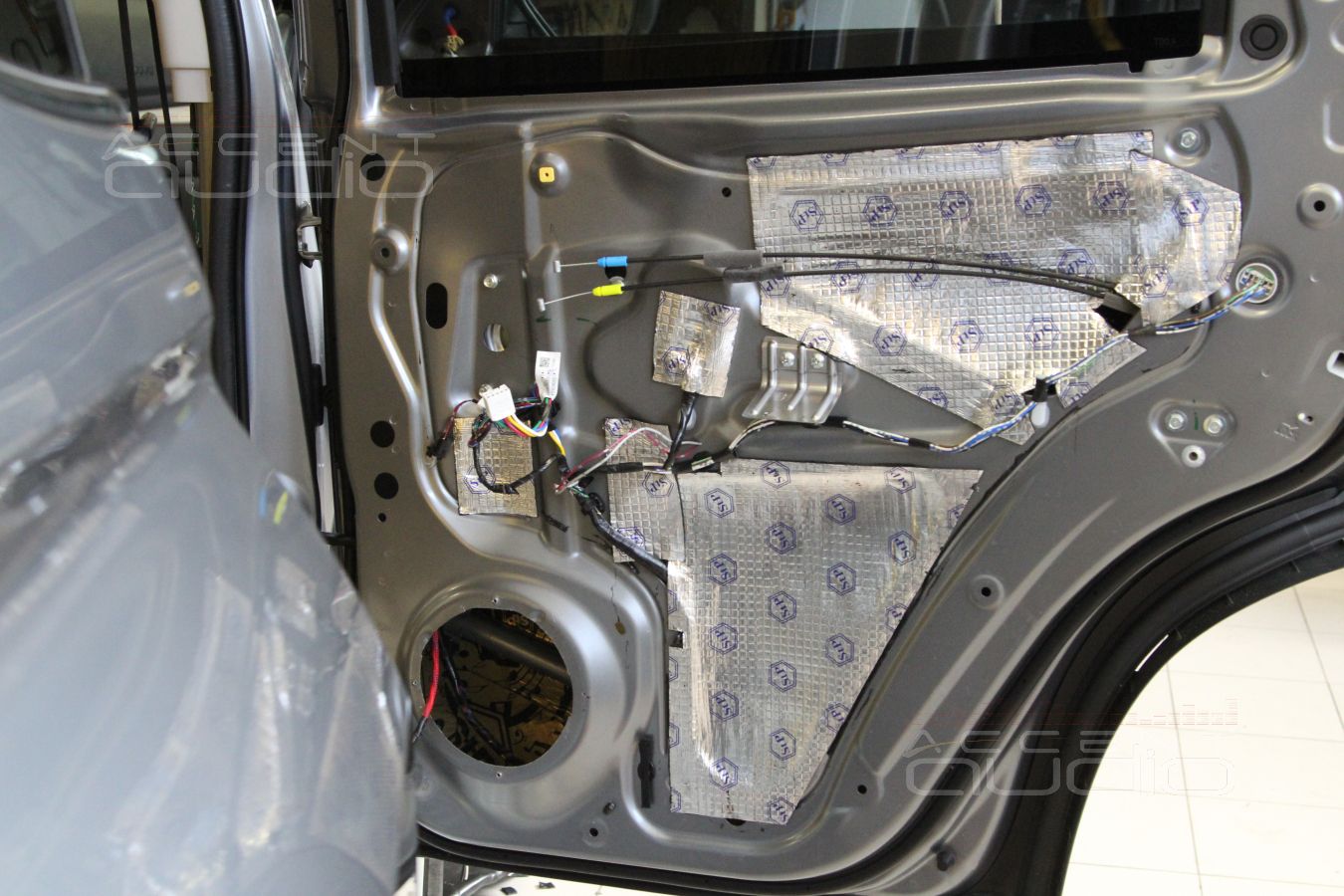 Аудиоподготовка дверей Mitsubishi Pajero Sport