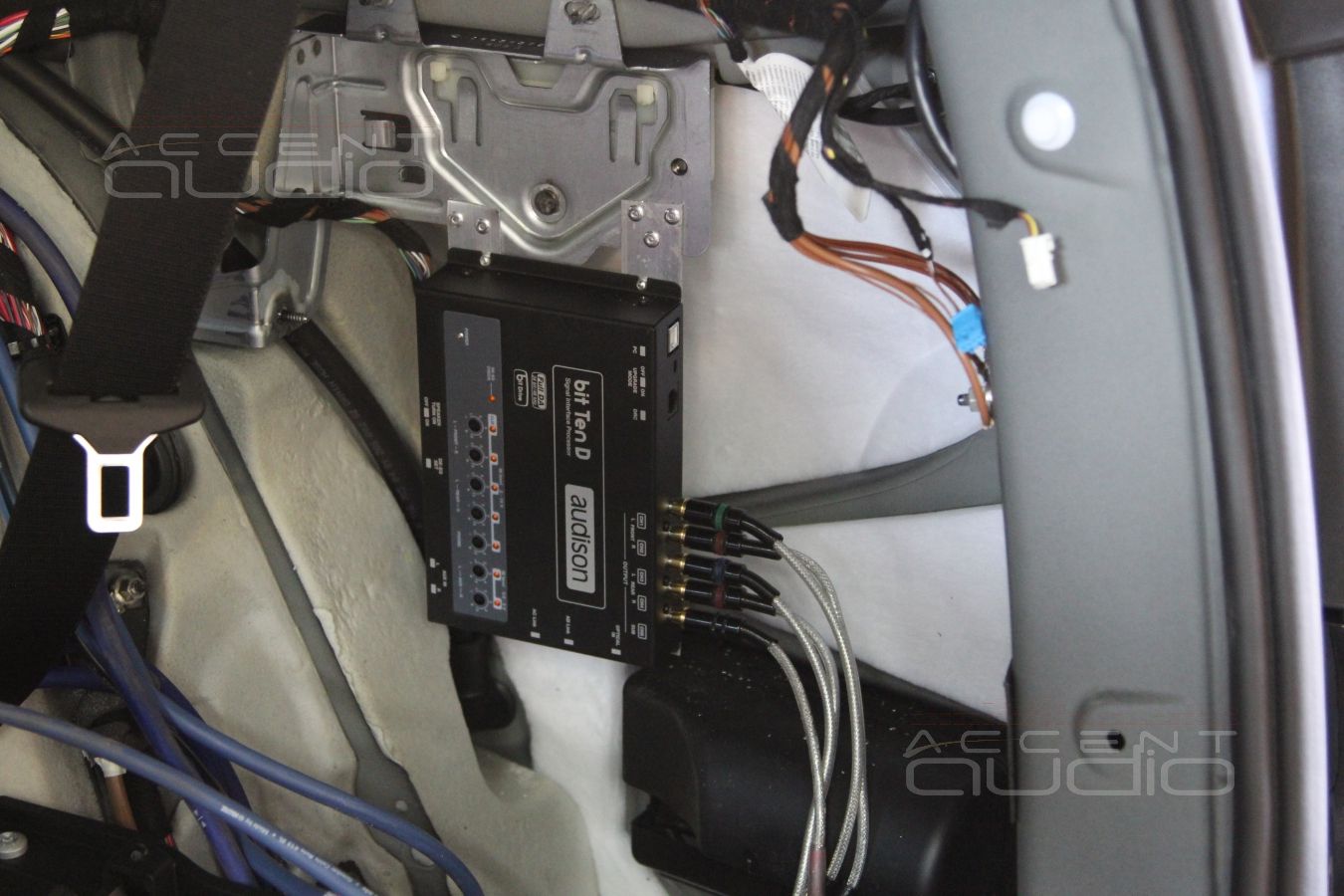 Скрытая установка аудиопроцессора и усилителя в Mercedes GL 63 AMG