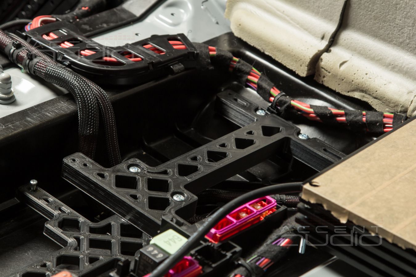 Самый технологичный и красивый монтаж усилителей Helix и Hertz в новый Porsche Panamera