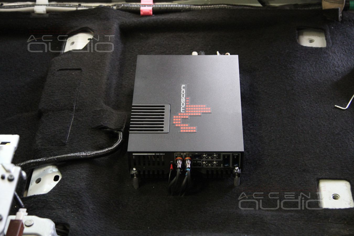 Установка усилителя Mosconi ONE 130.4 для Toyota Highlander