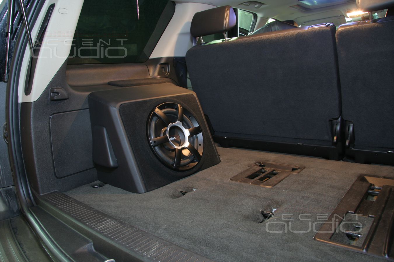 Съемный сабвуфер-стелс Boston в Chevrolet Tahoe