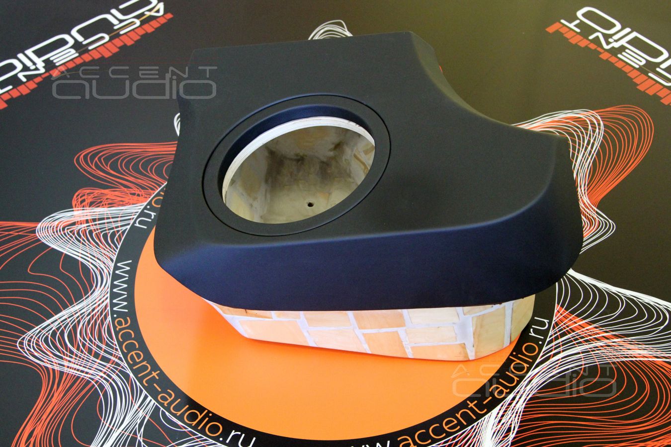 Встроенный сабвуфер-стелс в Honda CRV