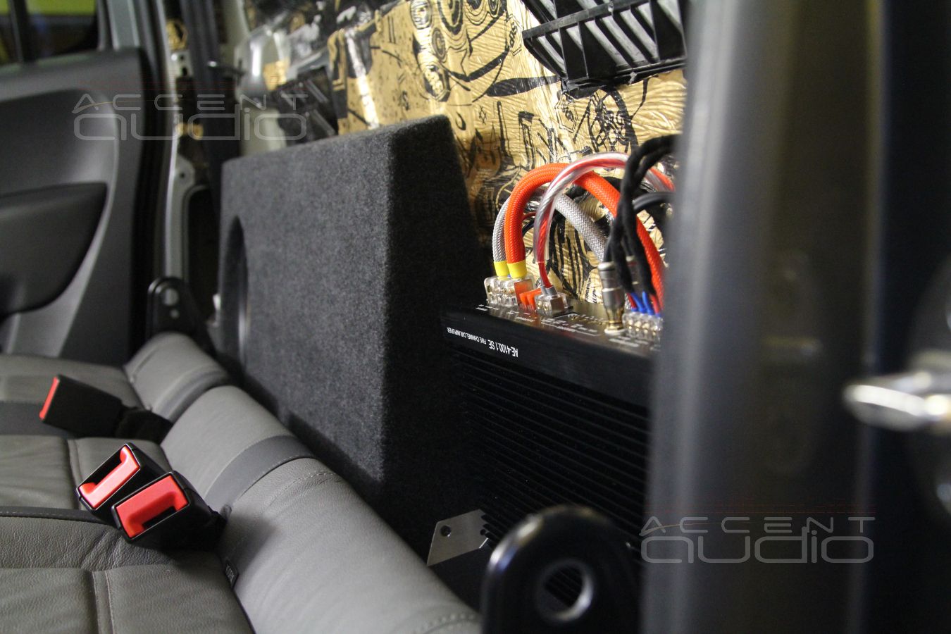 Установка пятиканального усилителя E.O.S AE-4100.1 SE в Volkswagen Amarok