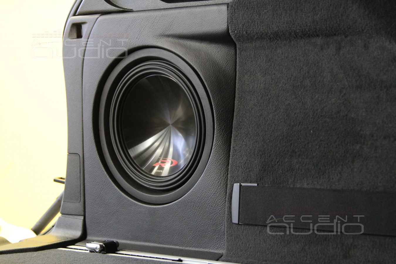 Сабвуферный усилитель в BMW X5
