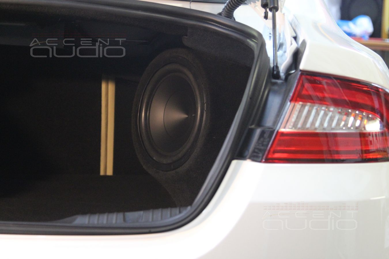 Сабвуфер стелс и его изящные формы...