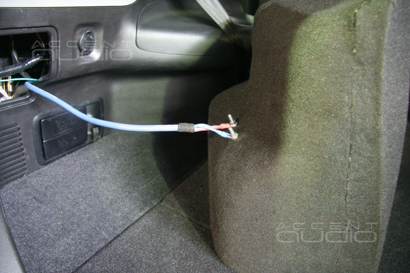 Встроенный сабвуфер в Toyota Highlander