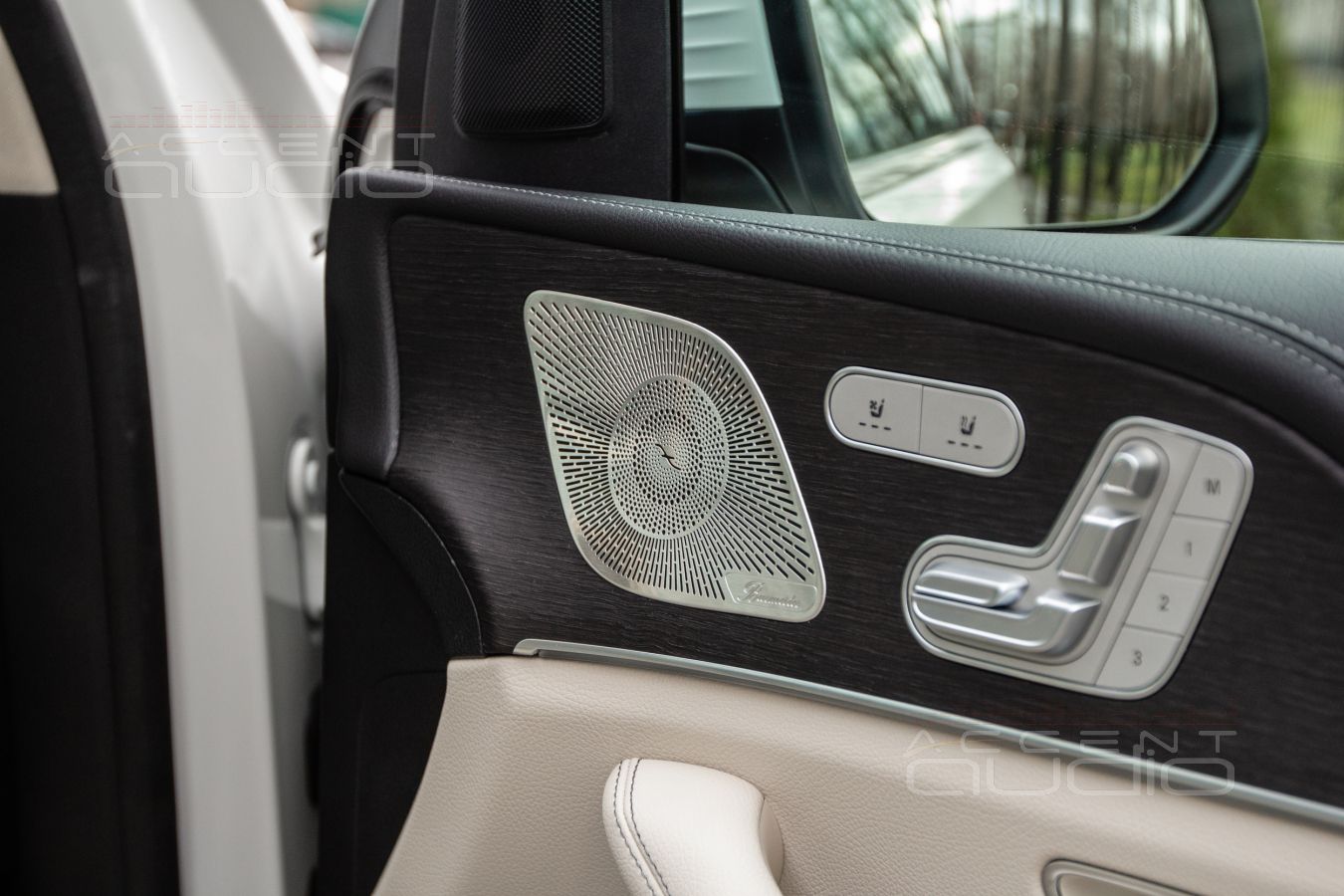 Монтаж акустики Gladen ONE 200.3MB в штатные места MB GLE