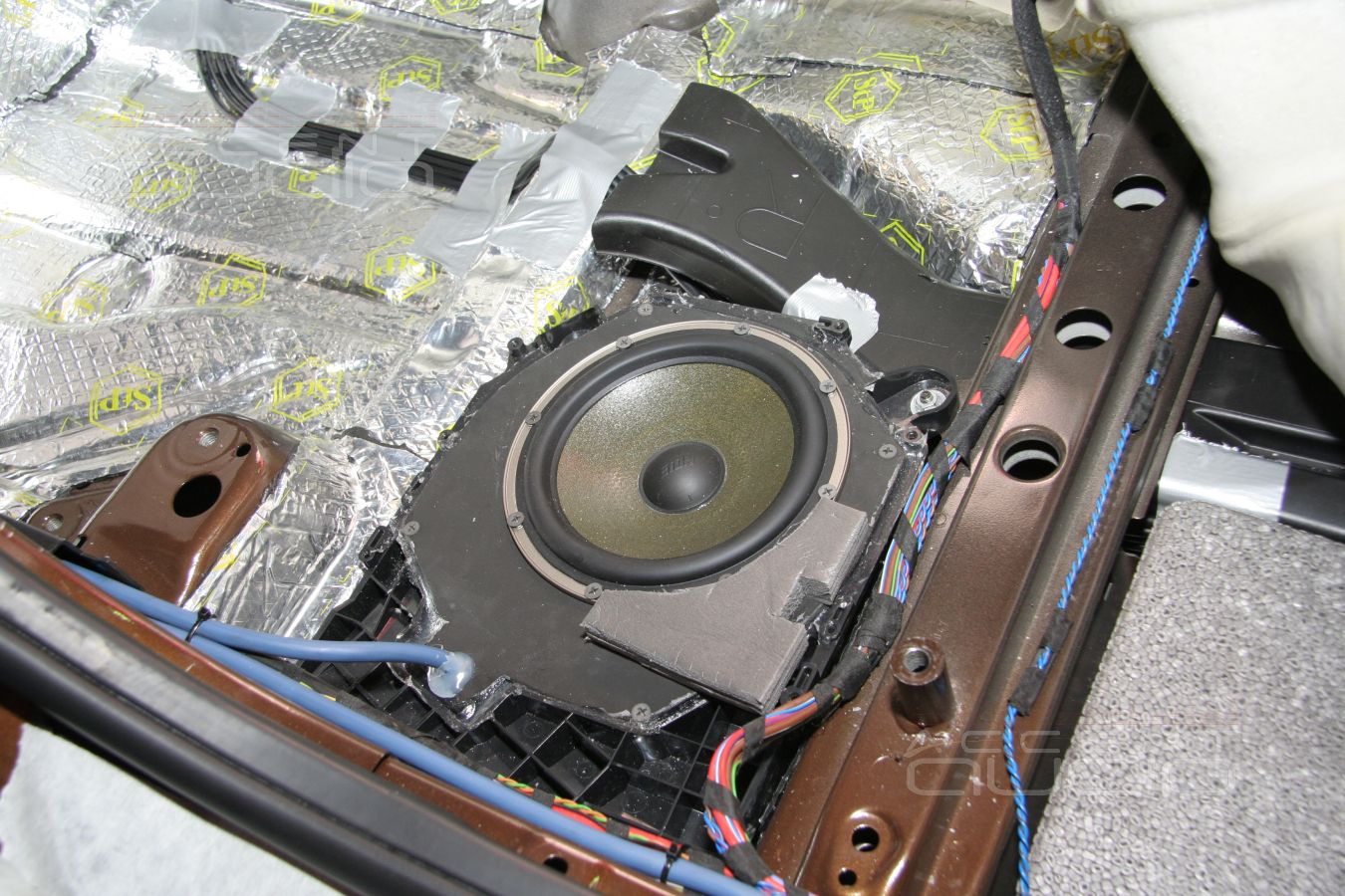 Ненапольные мидбасы Eton в штатных местах BMW X1