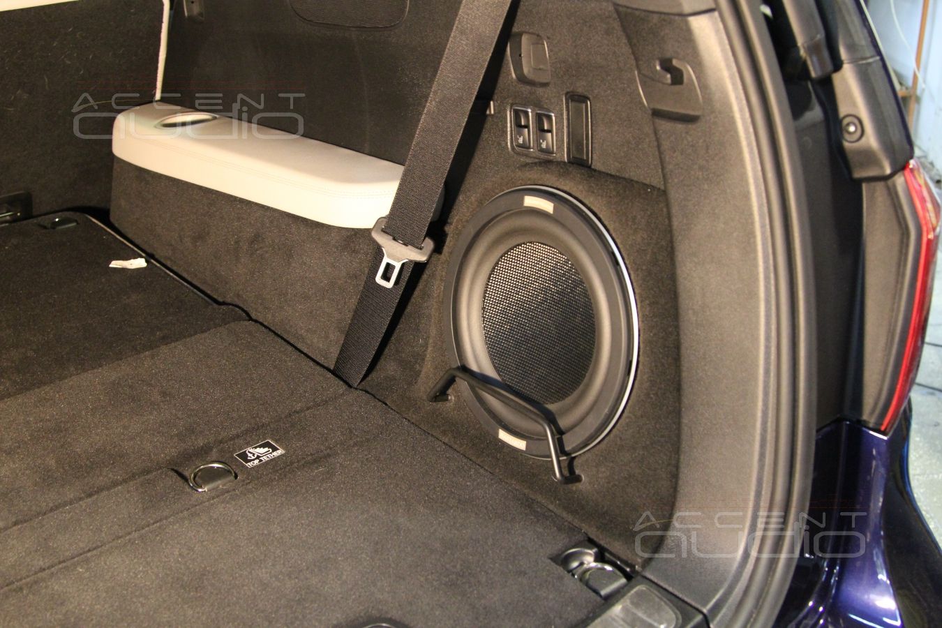 Update: установка сабвуфера в ПРАВОЕ крыло Mercedes GL